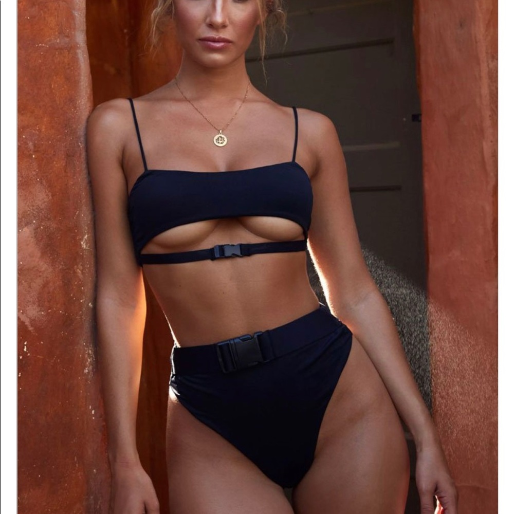 Black buckle bikini